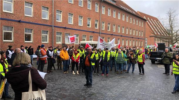 Warnstreiks: Demonstranten ziehen durch Bremerhaven Die Abschlusskundgebung vor dem Gebäude der Stadtverwaltung ist in vollem Gange.