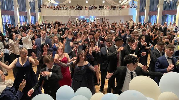 Die Absolventen der Oberschule 1 in Nordenham haben bei einer rauschenden Ballnacht in der Stadthalle Friedeburg ihren Abschluss gefeiert.