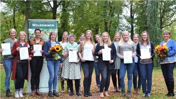 Die Absolventinnen des Lehrgangs Bauernhofpädagogik 2022 mit Seminarleitung Kristina Stojek (Vierte von links) und Christine Hamester (rechts), Referentin für Bauernhofpädagogik.