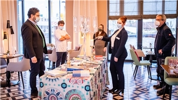 Die Abteilungsleiter des Hotels Liberty besprechen den Neustart nach fast sechs Wochen Shutdown (von links): Geschäftsführer Walter Brandner, Küchenchef Phillip Probst, Hausdame Judith Blömer Frontofficemanagerin Alina Wolff und Ulrich Hetfeld von der Haustechnik.