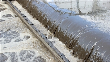 Das Foto zeigt, wie das Abwasser in einer Kläranlage behandelt wird. 