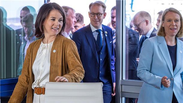 Ostseerat fordert Zusammenarbeit bei Munitionsbergung Die acht Ostseeanrainer beraten weitere Reaktionen auf den Angriffskrieg Russlands auf die Ukraine, die Steigerung der Energiesicherheit durch den Ausbau erneuerbarer Energien sowie die Bergung von Munitions- und Kampfmittelaltlasten aus der Ostsee.