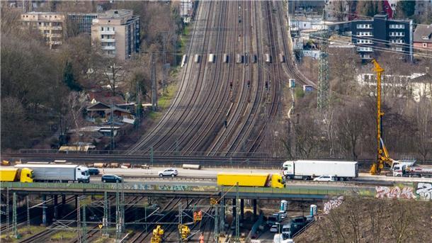 Die achtspurige Bahnstrecke am Autobahnkreuz Kaiserberg in Duisburg, an dem Bauarbeiten stattfinden sollen.