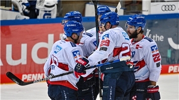 Die Adler Mannheim jubeln mal wieder. Sie führen die Tabelle der Süd-Gruppe in der DEL souverän an.
