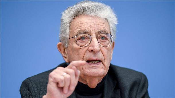 Gerhart Baum fordert von Scholz „Klartext zur AfD“ „Die AfD ist die größte Gefahr für unsere Demokratie seit Gründung der Bundesrepublik vor 74 Jahren“, warnt Gerhart Baum.