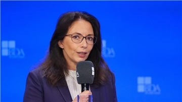 „Die AfD ist eine Partei der Rassisten, die auch Arbeitnehmerinnen und Arbeitnehmer gegeneinander hetzen will, statt gemeinsam Fortschritt für alle zu erreichen“, sagt DGB-Vorsitzende Yasmin Fahimi.