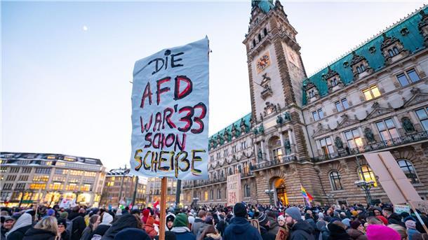„Die AfD war‘ 33 schon Scheiße“: Mit diesem Schild wird in Hamburg gegen ein Zeichen des Widerstands gegen rechtsextreme Umtriebe gesetzt.