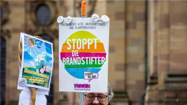 Massendemos gegen rechts flauen ab - was haben sie gebracht? Die AfD war für viele Demonstranten Protestziel Nummer eins.