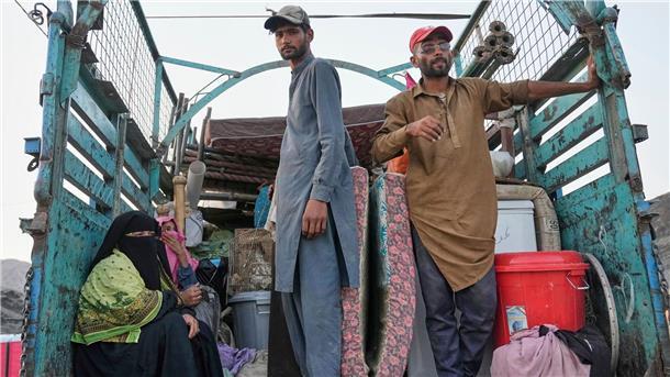 Visa für Afghanen - Gericht setzt Beschluss zunächst aus Die Afghaninnen und Afghanen, die bereits eine Aufnahmezusage haben, fürchten, von Pakistan nach Afghanistan abgeschoben zu werden. (Archivfoto)