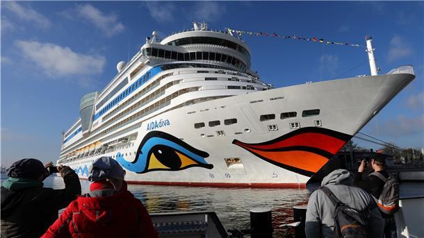 Die „AIDAdiva“ in Warnemünde: Das Schiff wird nach bisheriger Planung am 11. April 2022 die deutsche Kreuzfahrtsaison eröffnen.