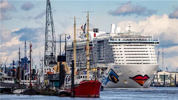 Kreuzfahrtverband: 19 Schiffe fahren vor allem mit LNG Die „AIDAnova“, hier in Hamburg, kann mit Flüssigerdgas fahren.