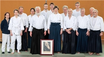 Die Aikidokas des TV Schiffdorf sowie weitere Teilnehmer wurden ein Wochenende lang vom Landestrainer des Saarlandes, Gilles de Chénerilles (vorne, Dritter von rechts), unterrichtet.