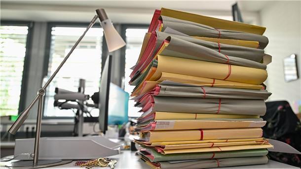 Immer mehr unerledigte Verfahren bei Staatsanwaltschaften Die Aktenberge bei den Staatsanwaltschaften wachsen. (Symbolbild)