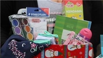 Die Aktion „Weihnachten im Schuhkarton“ soll armen Kindern zu Weihnachten eine Freude bereiten. In diesem Jahr werden Kinder aus Kriegs- und Krisengebieten in Osteuropa beschenkt. 