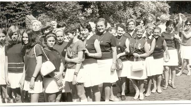 Die Aktiven aus der Wesermarsch reisten auch überregional zu Turnfesten, so wie hier Ende Juni 1970 nach Lüneburg. Natürlich schick in Schale.