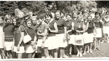 Die Aktiven aus der Wesermarsch reisten auch überregional zu Turnfesten, so wie hier Ende Juni 1970 nach Lüneburg. Natürlich schick in Schale.