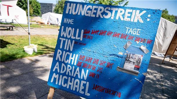 Scholz ruft Hungerstreikende zum Abbruch ihrer Aktion auf Die Aktivisten wollen mit einem Hungerstreik eine Regierungserklärung des Kanzlers zum Klima erzwingen.
