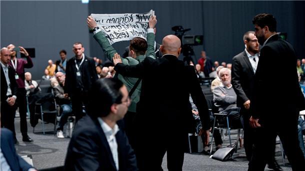Tortenwurf und Nacktprotest auf Volkswagen-Hauptversammlung Die Aktivisten wurden bei der Vollversammlung aus dem Saal gebracht.