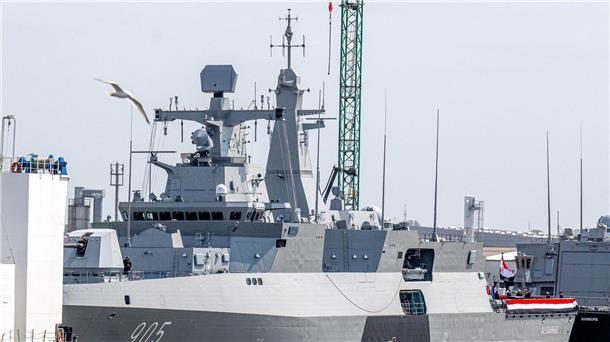 TKMS übergibt zweite Fregatte an ägyptische Marine Die „AL-QAHHAR“ liegt im Fischereihafen.