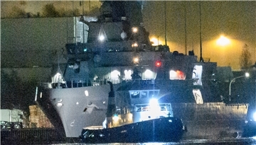 Die „Al Qahhar“ nach dem Ablegen im Fischereihafen. In der Dunkelheit war sie mit dem Auge kaum auszumachen - moderne Kameratechnik machte dieses Bild gleichwohl möglich.