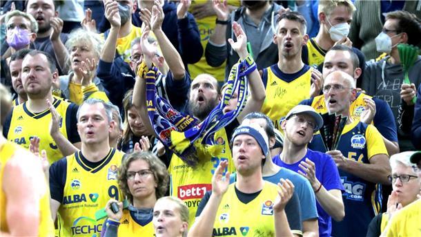 Die Alba-Fans zeigten sich kreativ und stimmten Weihnachtslieder an.