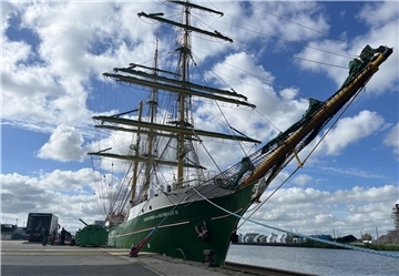 Blick auf ein grünes Segelschiff.