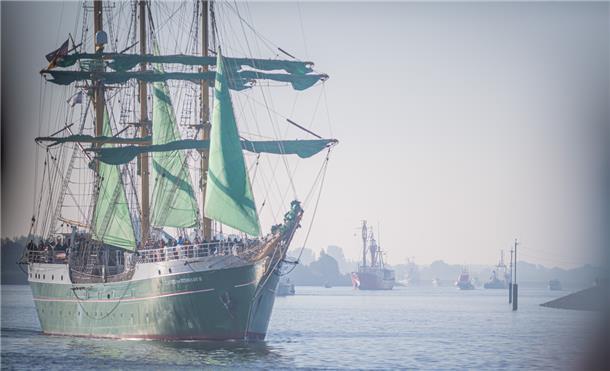 Die "Alexander von Humboldt II", im Hintergrund das Feuerschiff "Bürgermeister O’Swald II".