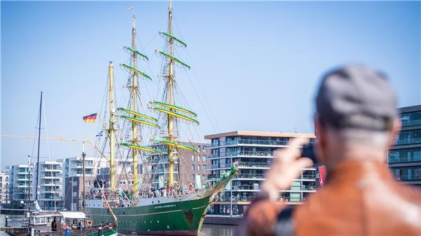 Die „Alexander von Humboldt II“ ist fest verwurzelt in Bremerhaven.