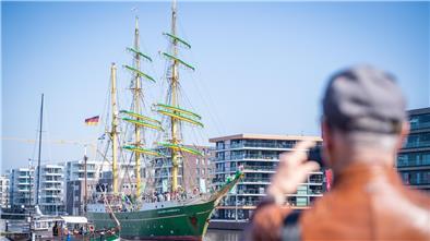 Die „Alexander von Humboldt II“ ist fest verwurzelt in Bremerhaven.