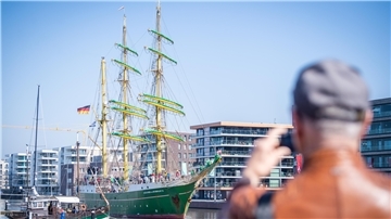 Die „Alexander von Humboldt II“ ist fest verwurzelt in Bremerhaven.