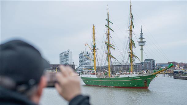 Die „Alexander von Humboldt II“ läuft nach ihrem sechsmonatigen Törn in den Heimathafen Bremerhaven ein.