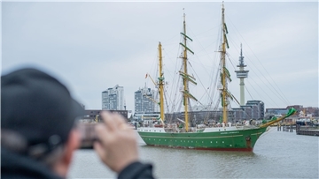 Die „Alexander von Humboldt II“ läuft nach ihrem sechsmonatigen Törn in den Heimathafen Bremerhaven ein.