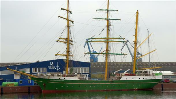 Die „Alexander von Humboldt II“ liegt bei Kloska im Fischereihafen an der Kaje. An Bord wird die Zwangspause zurzeit für Pflegearbeiten genutzt.