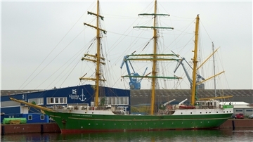 Die „Alexander von Humboldt II“ liegt bei Kloska im Fischereihafen an der Kaje. An Bord wird die Zwangspause zurzeit für Pflegearbeiten genutzt.