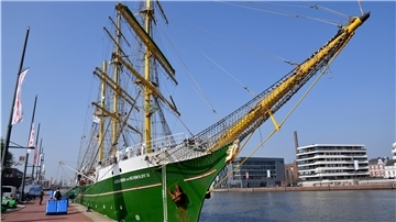 Die Alexander von Humboldt ist im Neuen Hafen. Foto Scheschonka