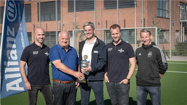 Die Allianz-Vertretung NMS Blank wird neuer Sponsor des NZ-Pokals (von links): Soenke Blank, Norbert Blank, NZ-Sportchef Lars Brockbalz, Malte Blank und Thorsten Holz, Vorsitzender des Fußballkreises.