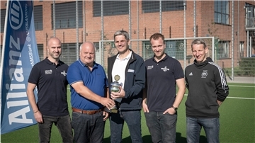 Die Allianz-Vertretung NMS Blank wird neuer Sponsor des NZ-Pokals (von links): Soenke Blank, Norbert Blank, NZ-Sportchef Lars Brockbalz, Malte Blank und Thorsten Holz, Vorsitzender des Fußballkreises.