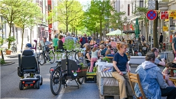 Die Alte Bürger war fünf Monate lang in dreihundert Metern Länge  zwischen Schleusenstraße und Am Gitter eine autofreie Sommerstraße.