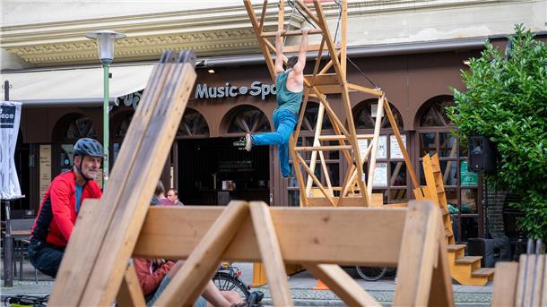 Die Alte Bürger wird wieder zum Kunstraum- Artspace. Vor dem Rüssel führt "Cirqu...