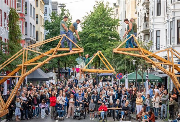 Die Alte Bürger wird wieder zum Kunstraum- Artspace. Vor dem Rüssel führt "Cirqu...