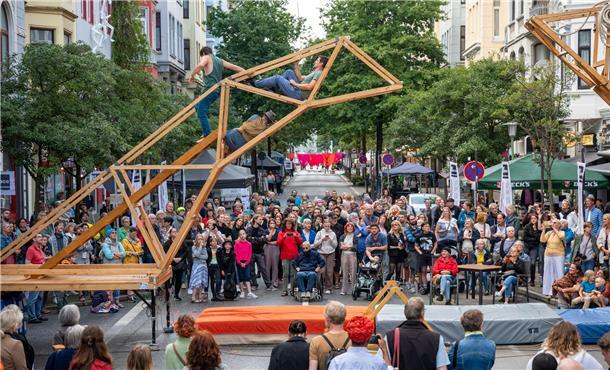 Die Alte Bürger wird wieder zum Kunstraum- Artspace. Vor dem Rüssel führt "Cirqu...