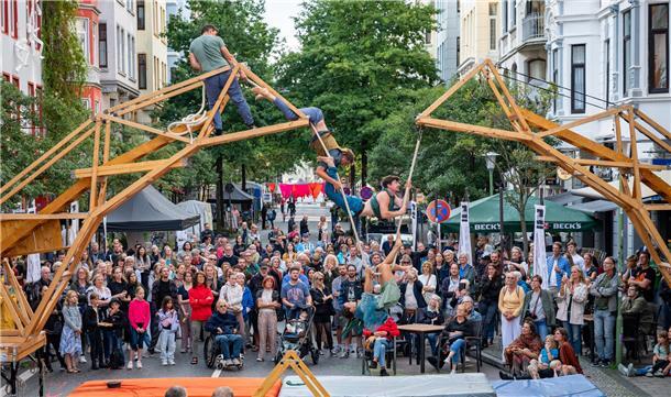 Die Alte Bürger wird wieder zum Kunstraum- Artspace. Vor dem Rüssel führt "Cirqu...