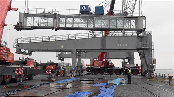 Foto-Story: Die alten Passagierbrücken werden zerlegt Die alte Gangway, über die man als Passagier zu den Kreuzfahrtschiffen gelangte, kommt weg.