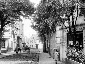 Die Alte Privilegierte Apotheke an der Langen Straße in Bremerhaven um 1898.