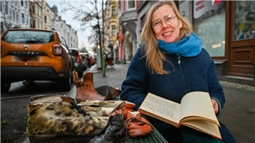 Die alte Tagebuch-Kladde einer unbekannten Schuhsammlerin, notiert in tintenblauer Sütterlinschrift, ist Andrea Türks „Schatz“, daraus hat die Songwriterin sogar ein eigenes, philosophisches Lied gemacht. Und aus Handschrift, Schuhen und Collagen eine Ausstellung in der „Alten Bürger " installiert.