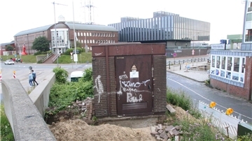 Blick auf eine Baustelle. Die alte Trafostation am Kopfe der City-Marina Cuxhaven wird bald Geschichte sein. Sie wird weichen, um Platz für eine großzügigere Gestaltung rund um den Slippen zu schaffen.