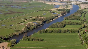 Die Alte Weser, die noch vor rund 100 Jahren ein Seitenarm der Weser war, ist heute ein Stillgewässer mit geringer Tiefe.