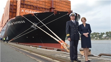 Die am Montag getaufte „Berlin Express“ ist das neue Flaggschiff der Reederei Hapag-Lloyd. Sie ist auch das erste Schiff, das Deutschlands „First Lady“ Elke Büdenbender - hier neben Michael Kowitz, einem der Kapitäne, - getauft hat, wie diese vor der Zeremonie erklärte.