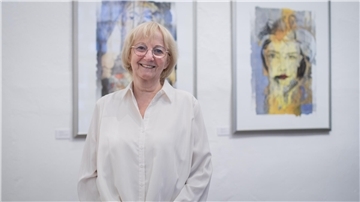 „Die Ameisenfrau“ (rechts) mag Christa Priess ganz besonders. Ursprünglich war dieses Bild eine Bleistiftzeichnung, die sie mit digitalen Werkzeugen fast in ein farbiges Gemälde verwandelt hat.