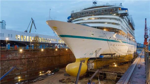 Kreuzfahrtschiff "Amera" von Phoenix Reisen im Trockendock